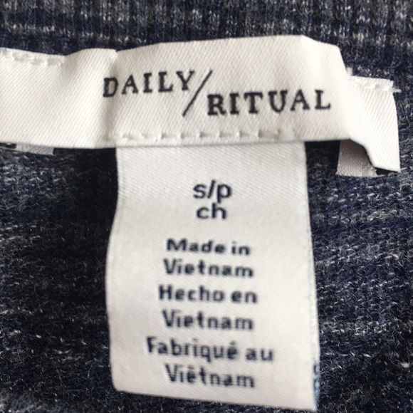 3/$15 Stretchy heavyweight split side top - Picture 2 of 4